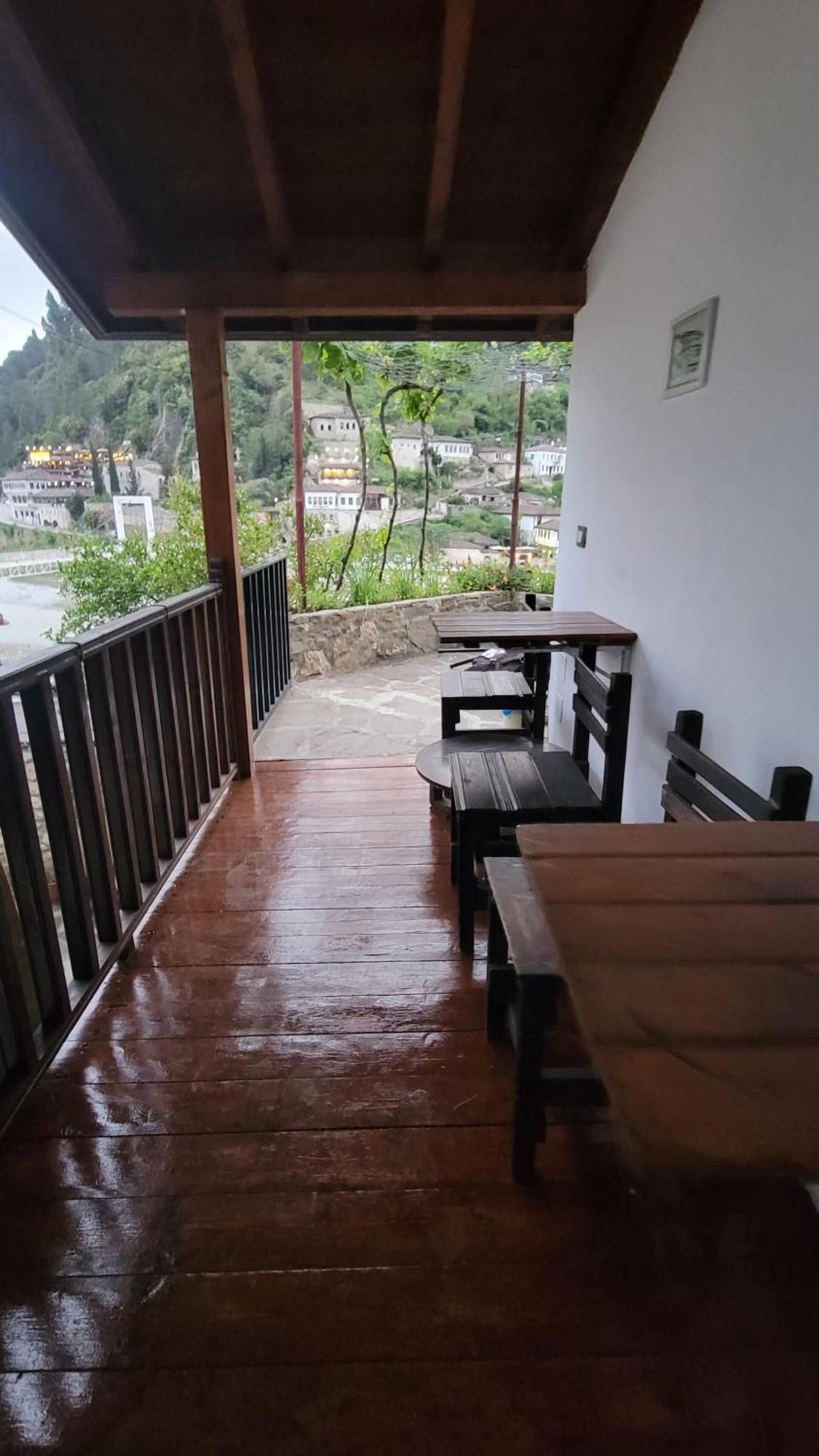 Hostel Mangalem Berat Bagian luar foto