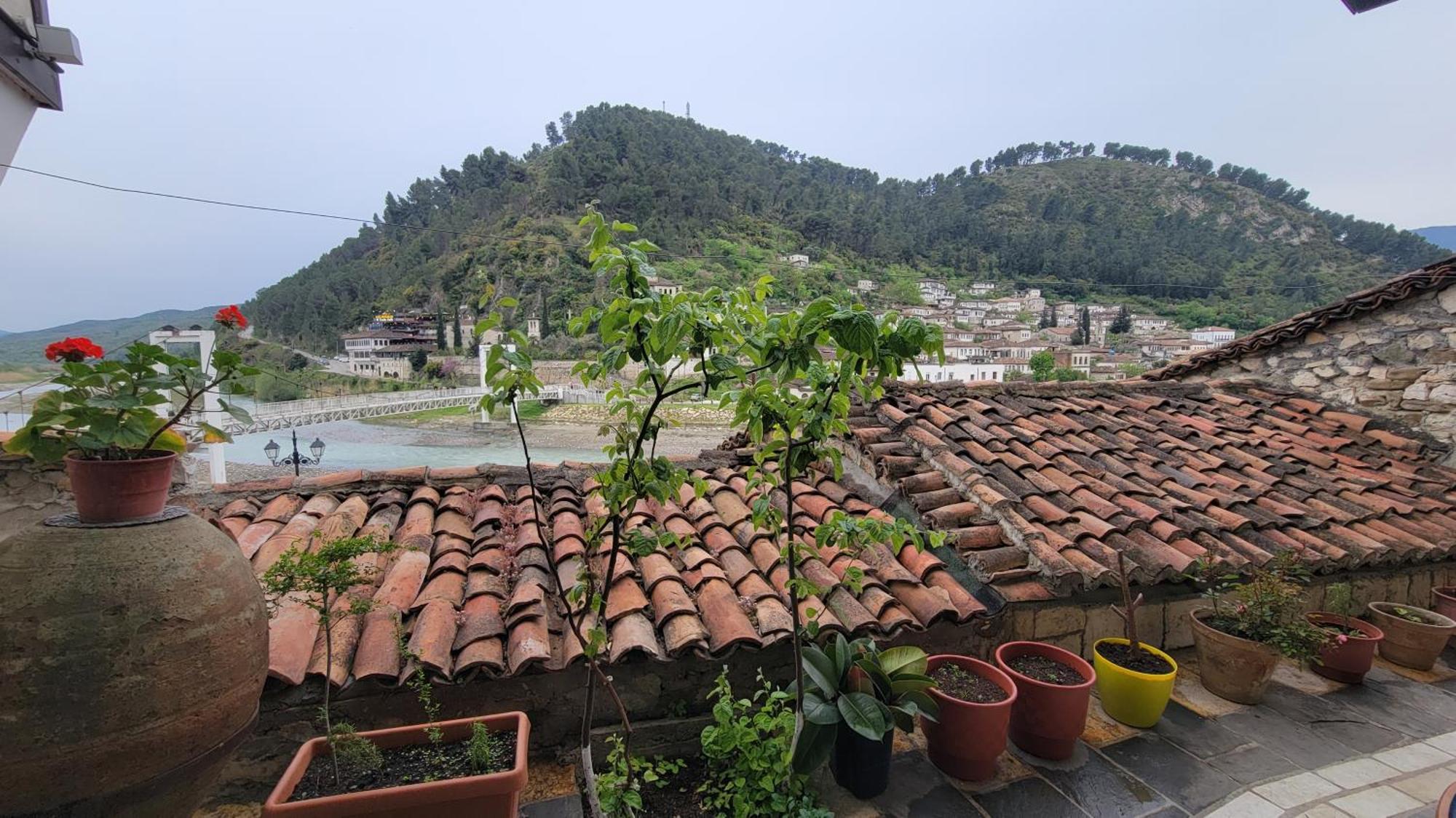 Hostel Mangalem Berat Bagian luar foto