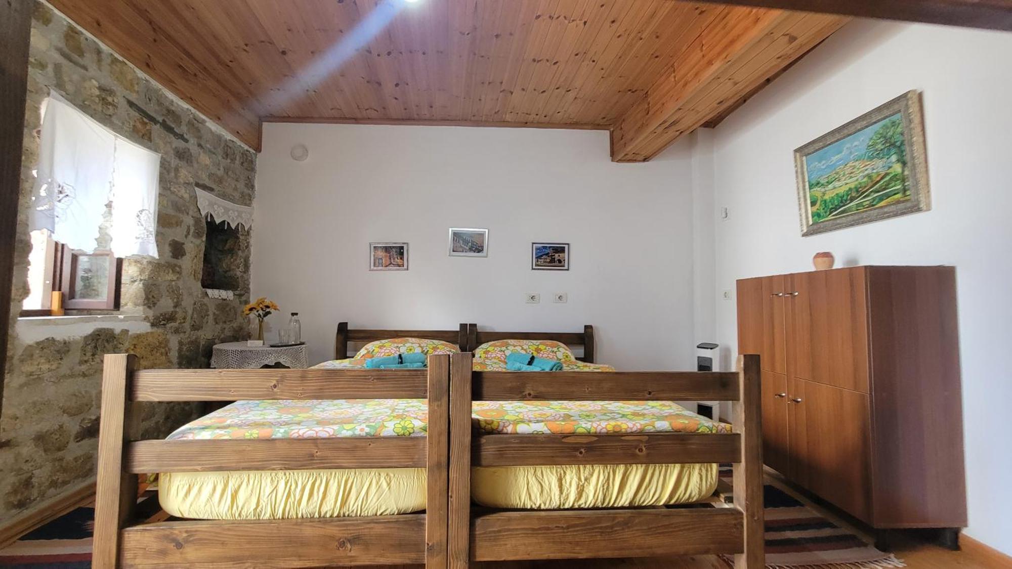 Hostel Mangalem Berat Bagian luar foto