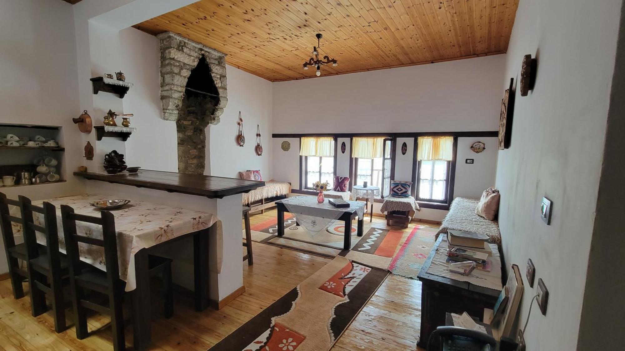 Hostel Mangalem Berat Bagian luar foto
