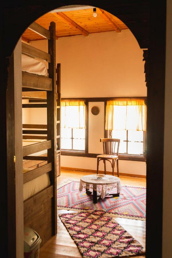 Hostel Mangalem Berat Bagian luar foto