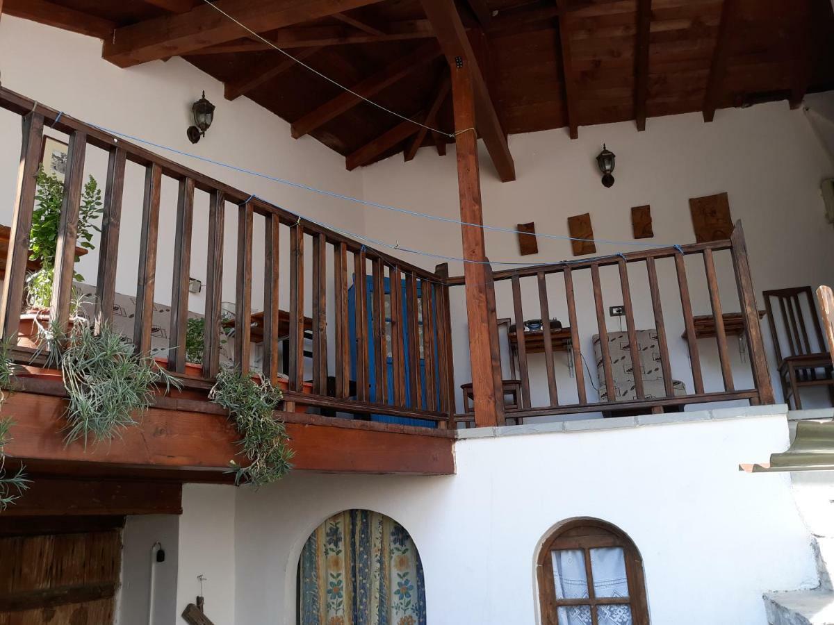 Hostel Mangalem Berat Bagian luar foto